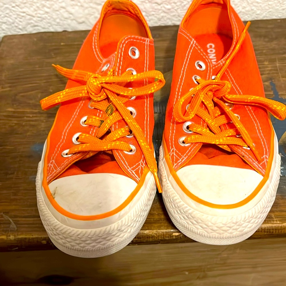 Orange and pink converse sneakers, super cute color combination.